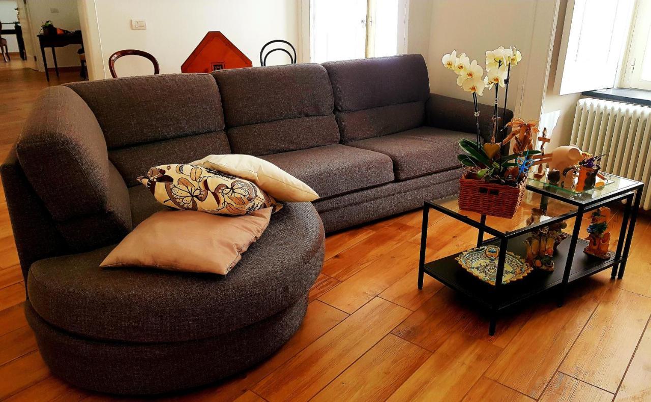 나폴리 Lo Specchio Dei Papiri B&B 외부 사진
