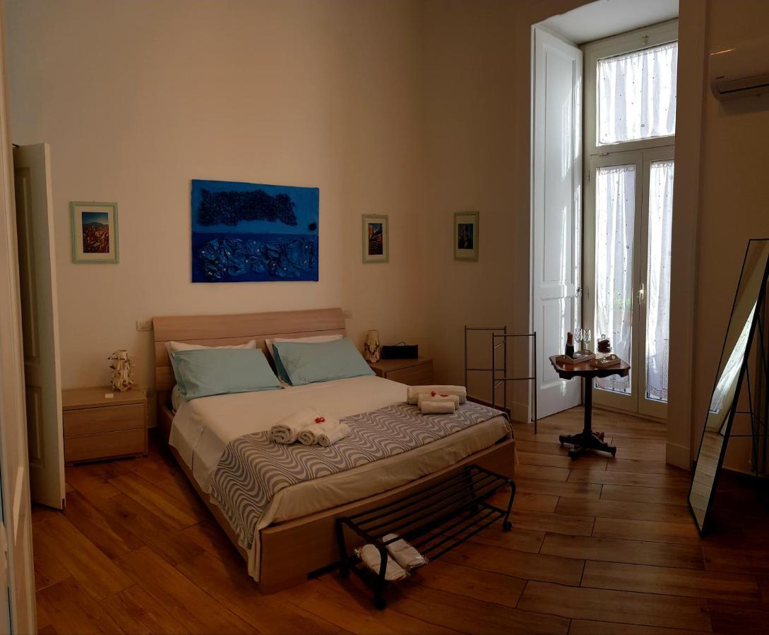 나폴리 Lo Specchio Dei Papiri B&B 외부 사진