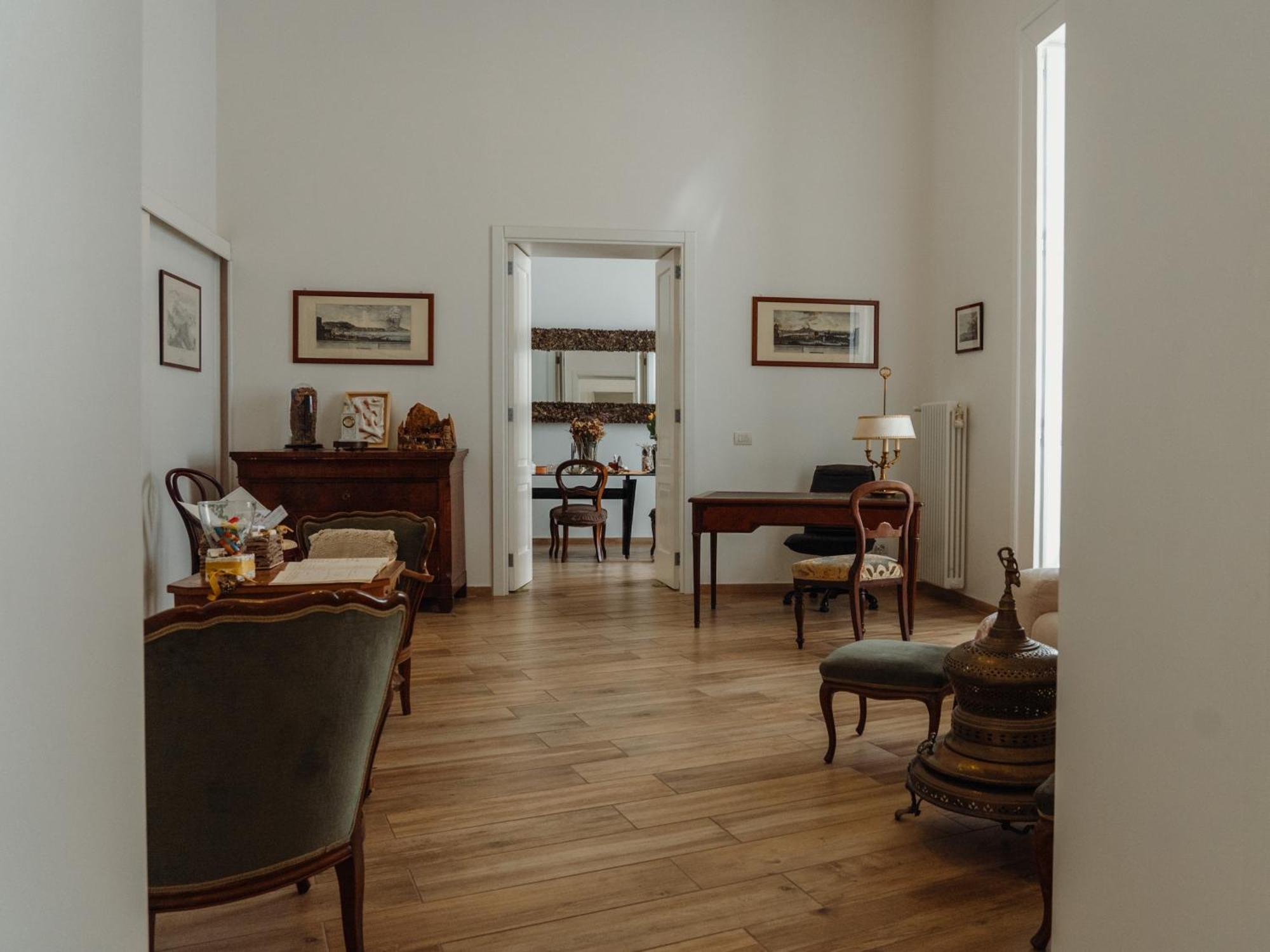 나폴리 Lo Specchio Dei Papiri B&B 외부 사진