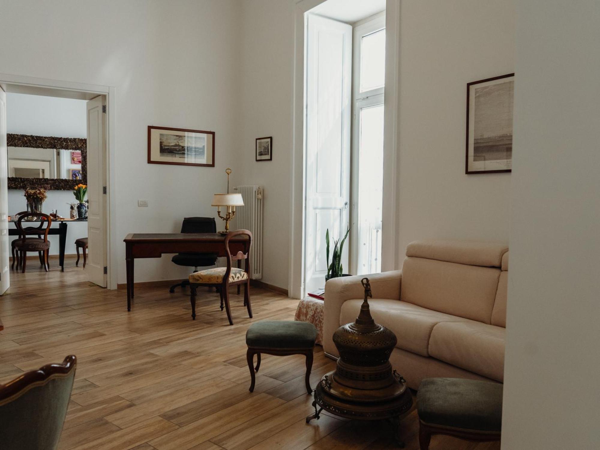 나폴리 Lo Specchio Dei Papiri B&B 외부 사진