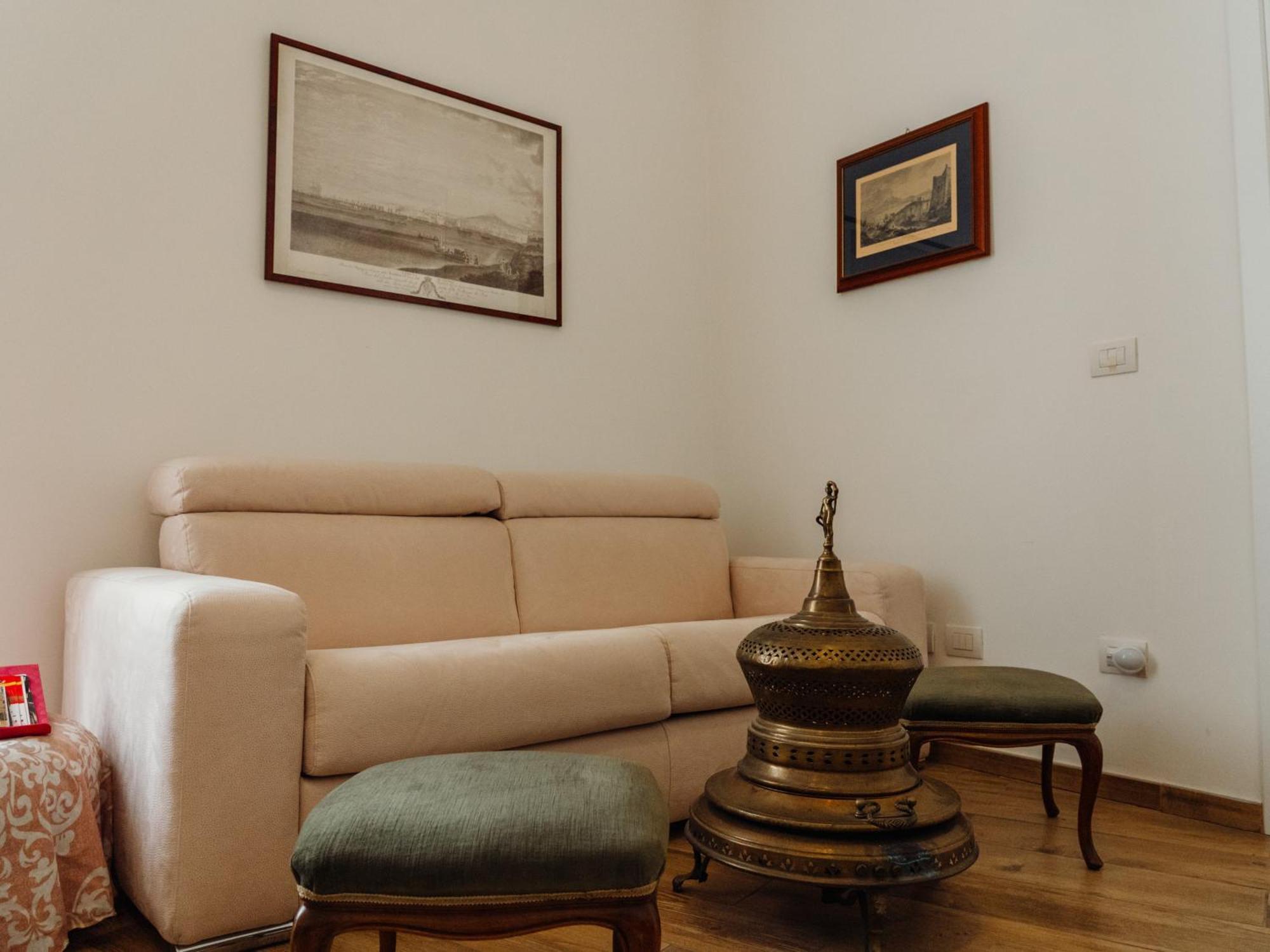 나폴리 Lo Specchio Dei Papiri B&B 외부 사진